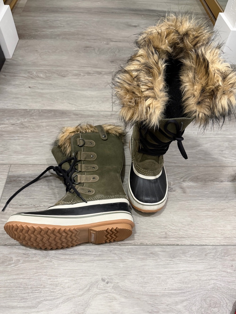 Women’s Sorel Joan of Arctic Shearling Boots in Green Size 6.5 - Picture 2 of 10